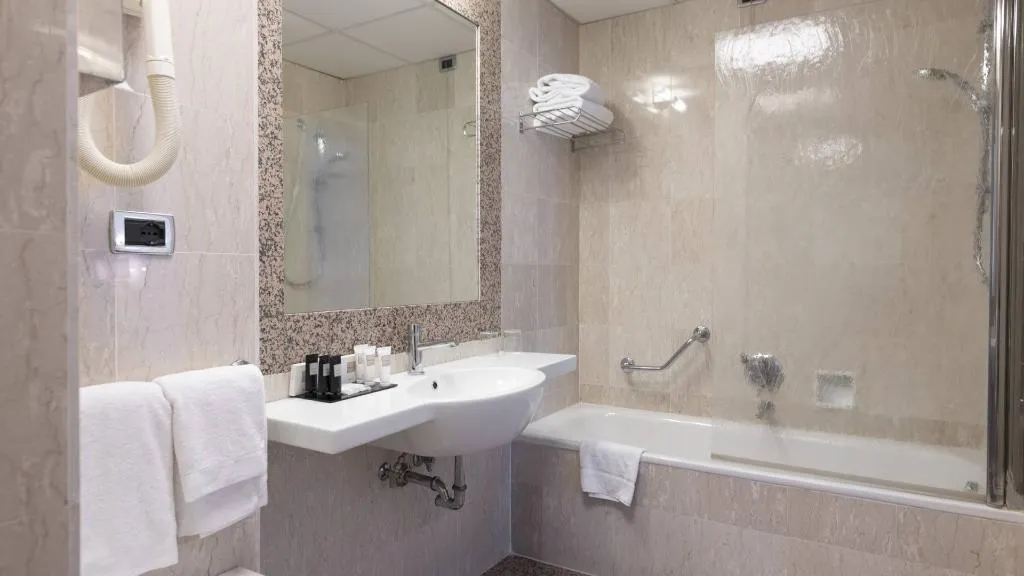 Double or Twin SUPERIOR Room, Bettoja Hotel Mediterraneo, Rome