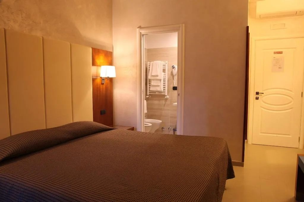 Room, B&B Federica's House in Rome, Naples