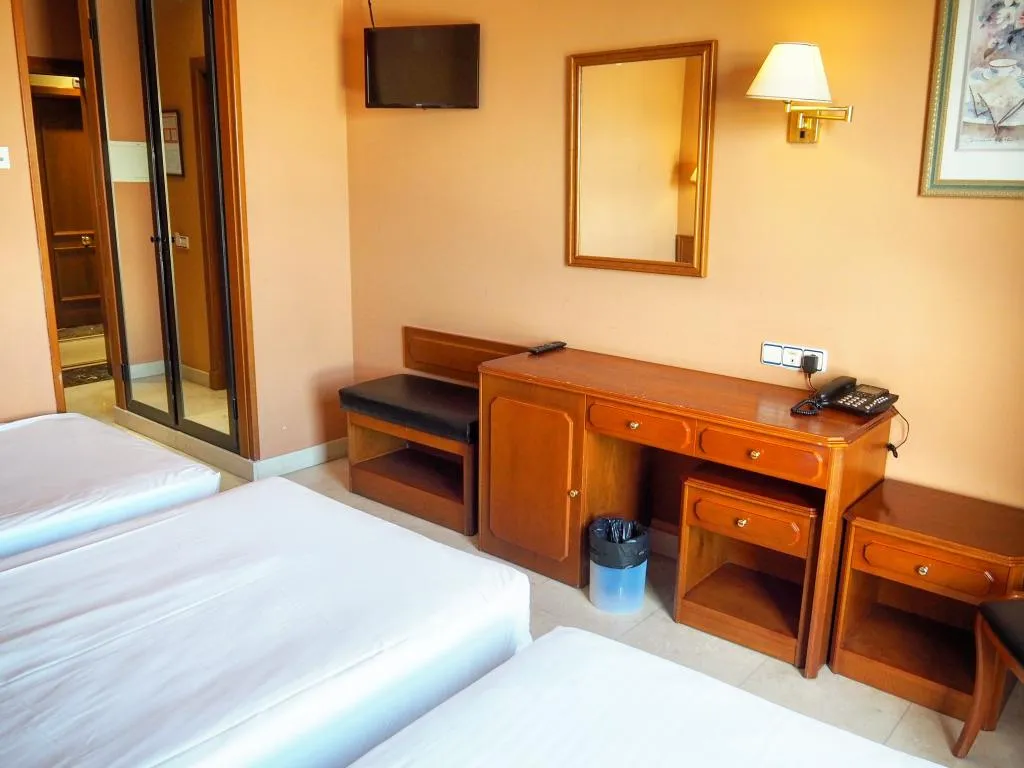 TRIPLE STANDARD Room, Hotel Humanes, Madrid