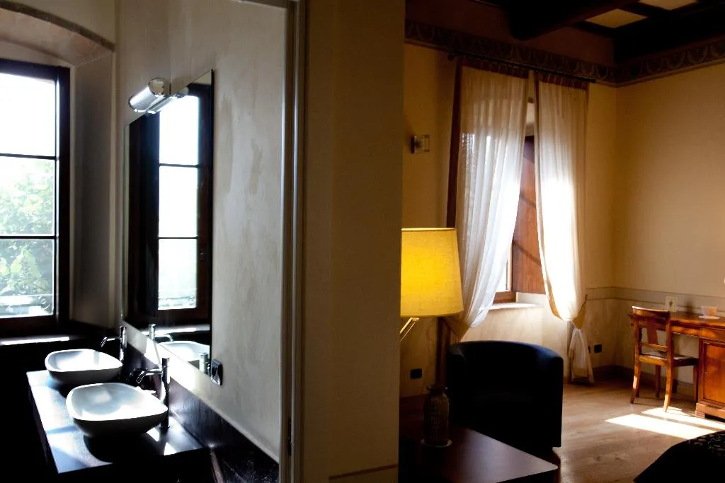 Room, Castello di Baccaresca, Umbria
