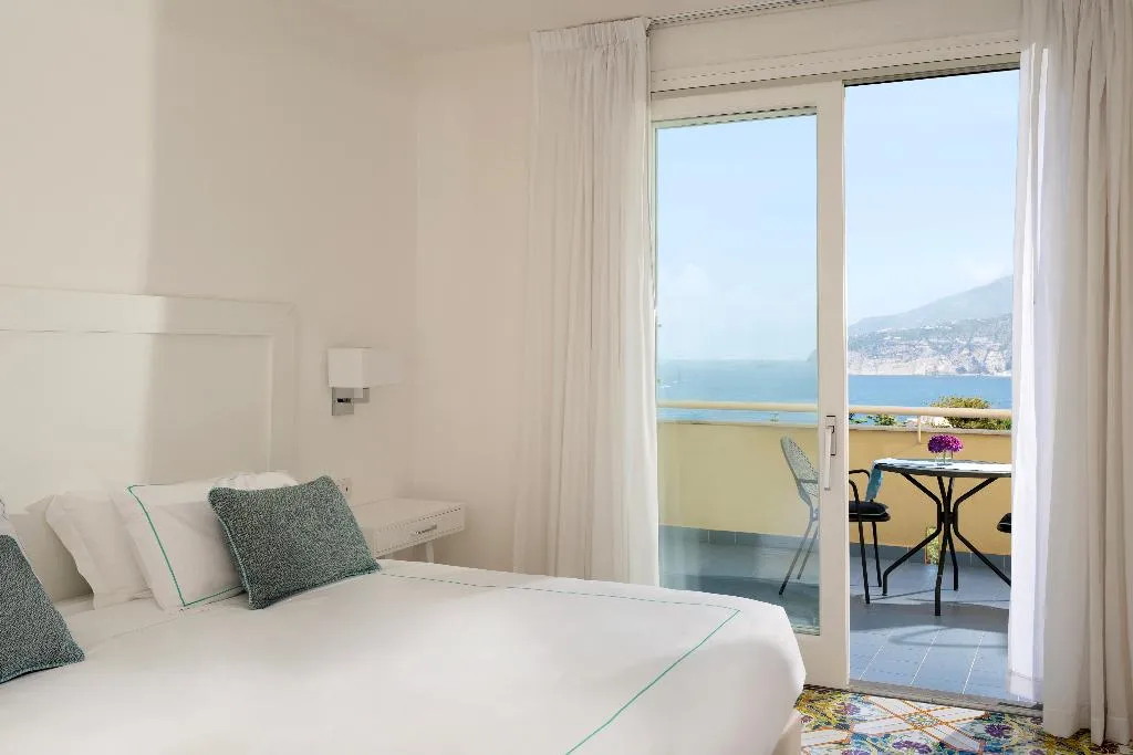 JUNIOR SUITE SEA VIEW Room, Grand Hotel Vesuvio, Naples