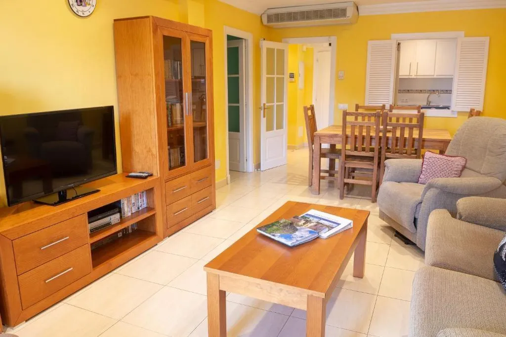 APARTMENT CAPACITY 6 TWO BEDROOMS Room, Hamilton Court, Menorca