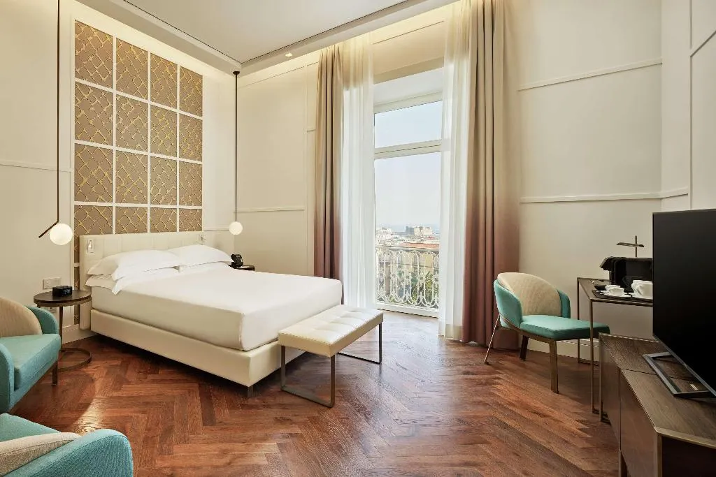 DOUBLE DELUXE SEA VIEW Room, de Bonart Naples-Curio Collection by Hilton, Naples