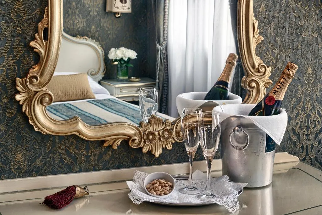 DOUBLE CANAL VIEW Room, Antica Locanda Al Gambero, Venice
