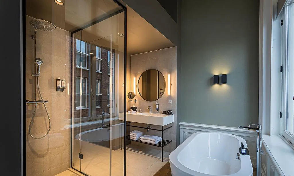 JUNIOR SUITE STANDARD Room, Pestana Amsterdam Riverside, Amsterdam
