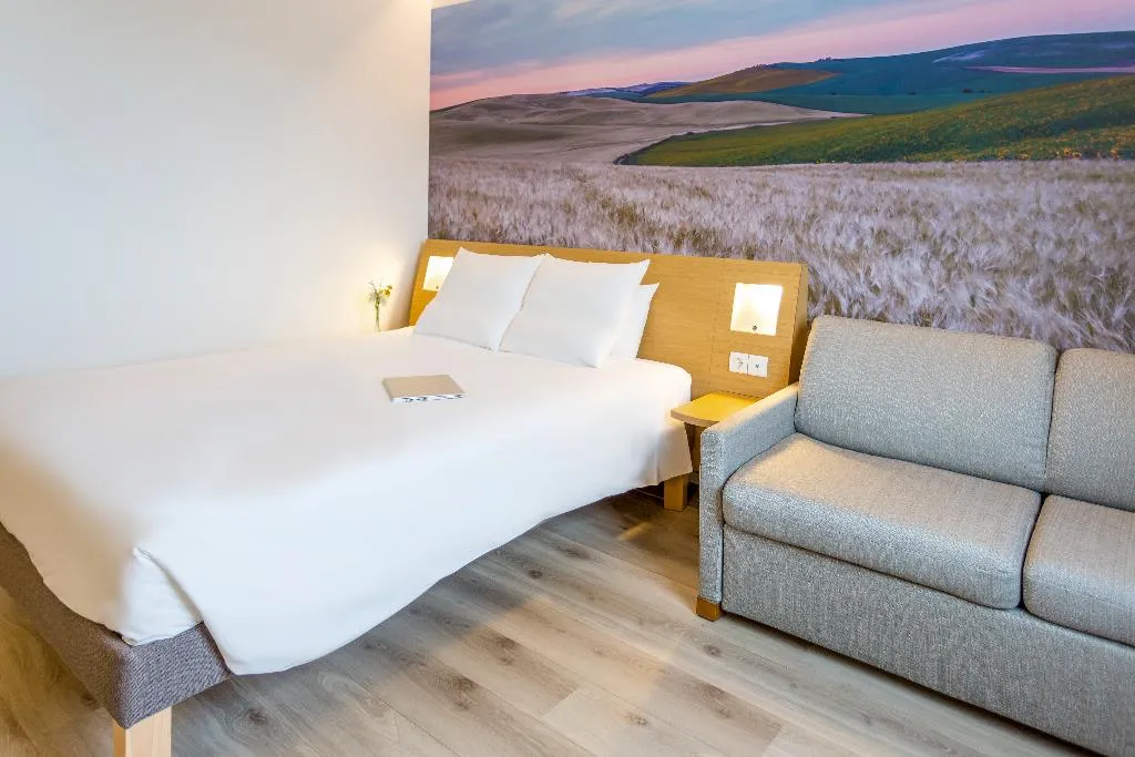 DOUBLE SUPERIOR QUEEN BED Room, Novotel Madrid Feria and Airport, Madrid