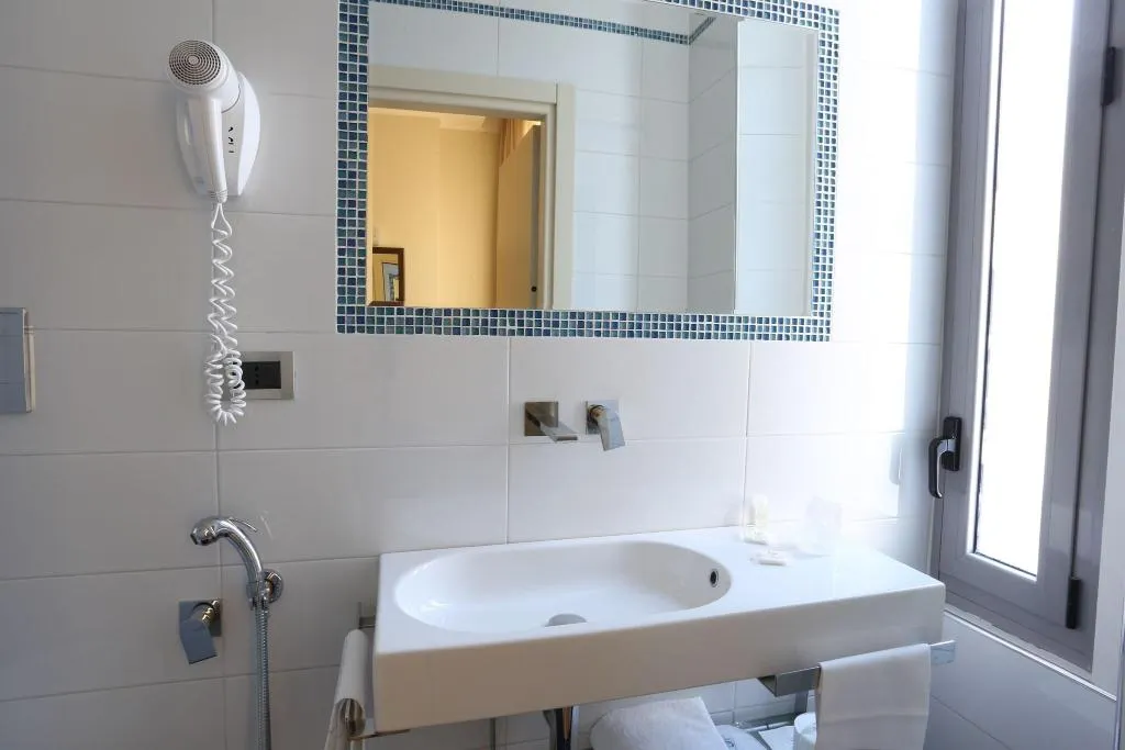 Room, Hotel Piacenza, Milan