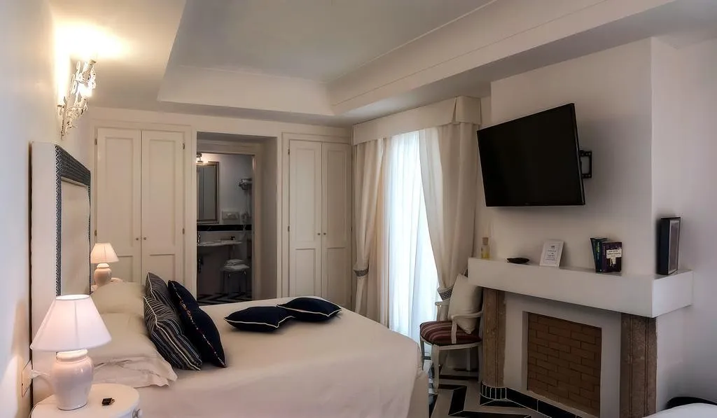 Room, Montemare, Naples