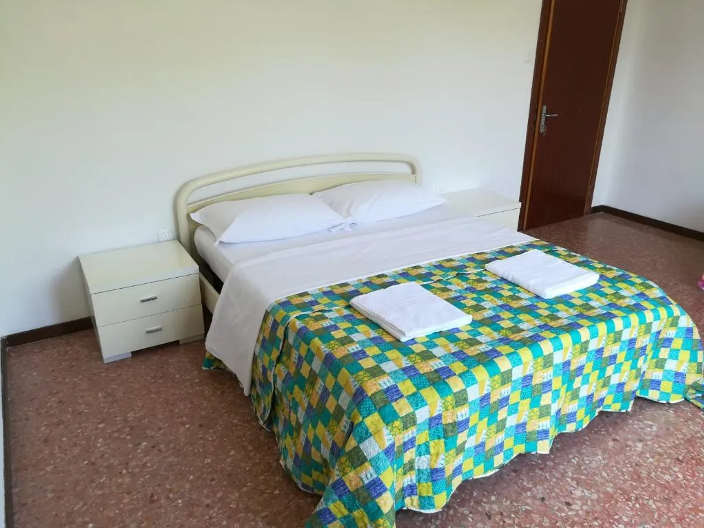 DOUBLE WITH SHARED BATHROOM Room, Venice Garden House, Venice
