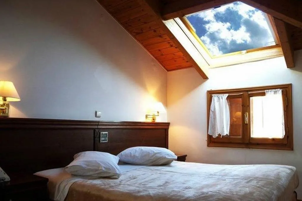 Room, King Iniohos, Athens