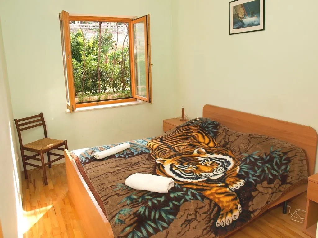 APARTMENT CAPACITY 4 TWO BEDROOMS Room, Santic, Split