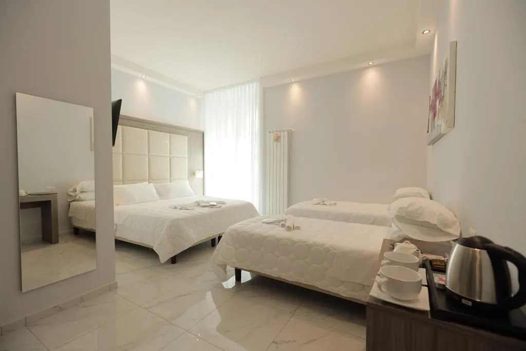 Room, Garibaldi Suite, Naples