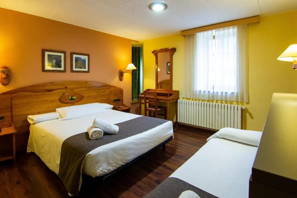FAMILY ROOM LAKE VIEW Room, Vall de Nuria, Costa Brava