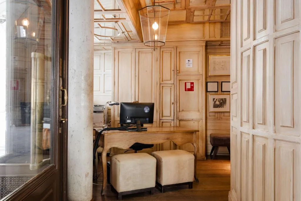 Lobby, Do: Placa Reial, Barcelona
