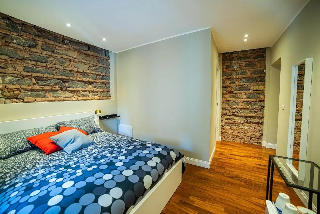 Room, Le 4 Leggende, Catania