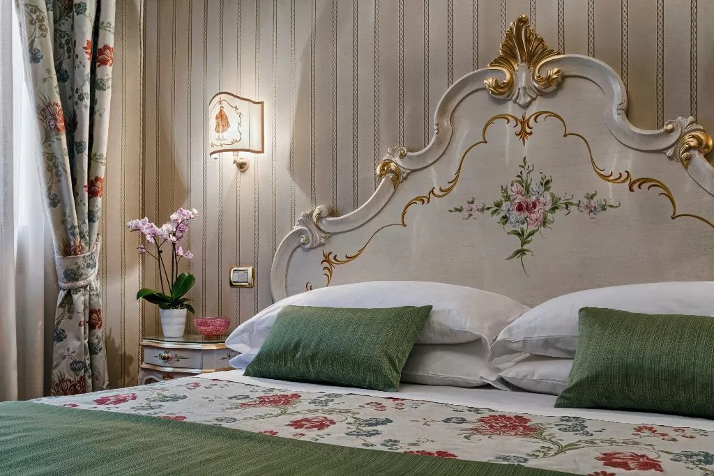 DOUBLE CANAL VIEW Room, Antica Locanda Al Gambero, Venice