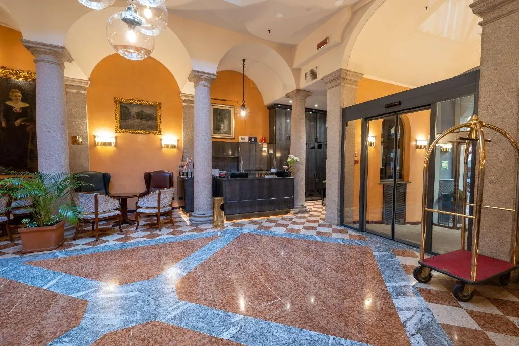 Lobby, Regina, Milan