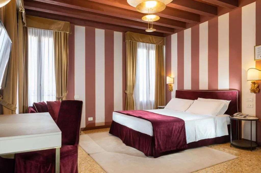 Room, Tiziano, Venice