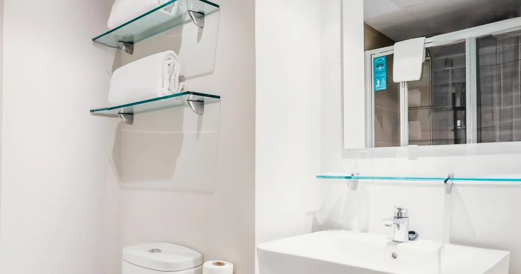 FAMILY ROOM CAPACITY 3 Room, Vertice Roomspace Madrid, Madrid