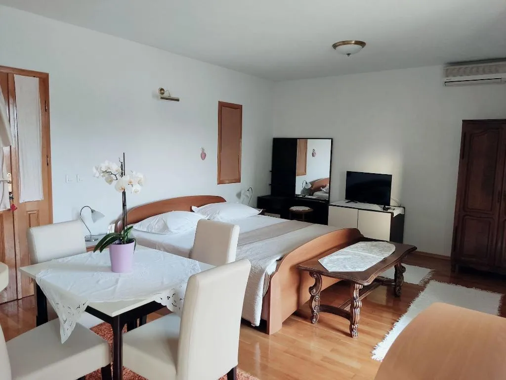 Room, House Topic, Split