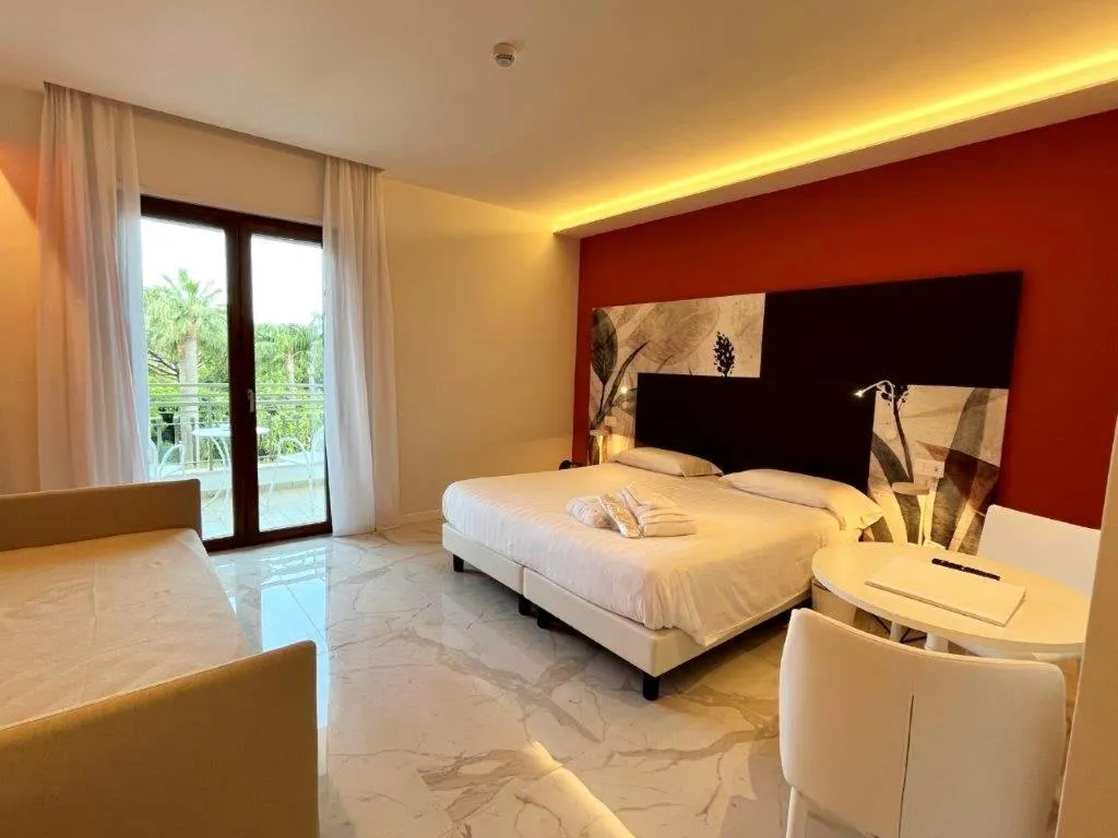Double or Twin DELUXE POOL VIEW Room, Hotel Alpha, Naples