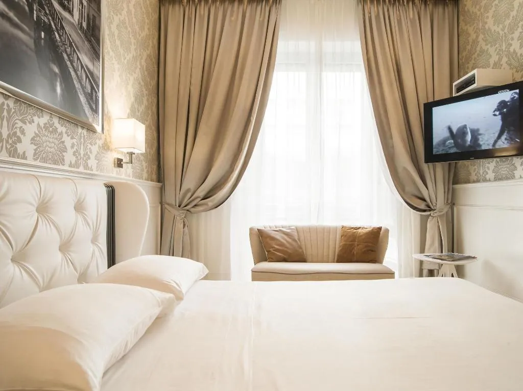 Room, Luxury Duomo Rooms, Milan