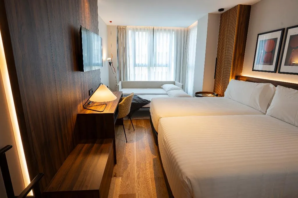 DOUBLE CAPACITY 3 Room, Zenit Borrell, Barcelona