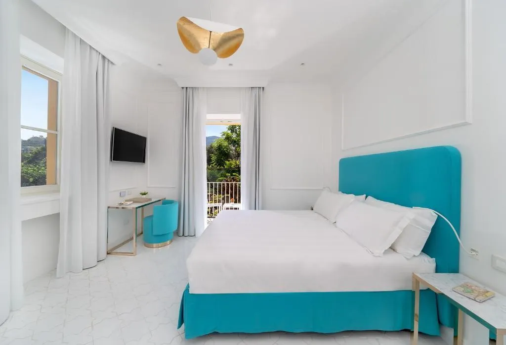 Room, Lorelei Londres, Naples