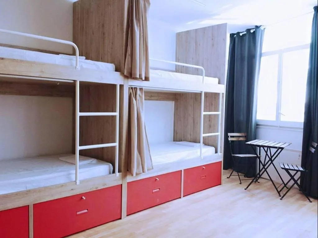 QUADRUPLE ONE BED Room, Break N Bed Hostel, Barcelona