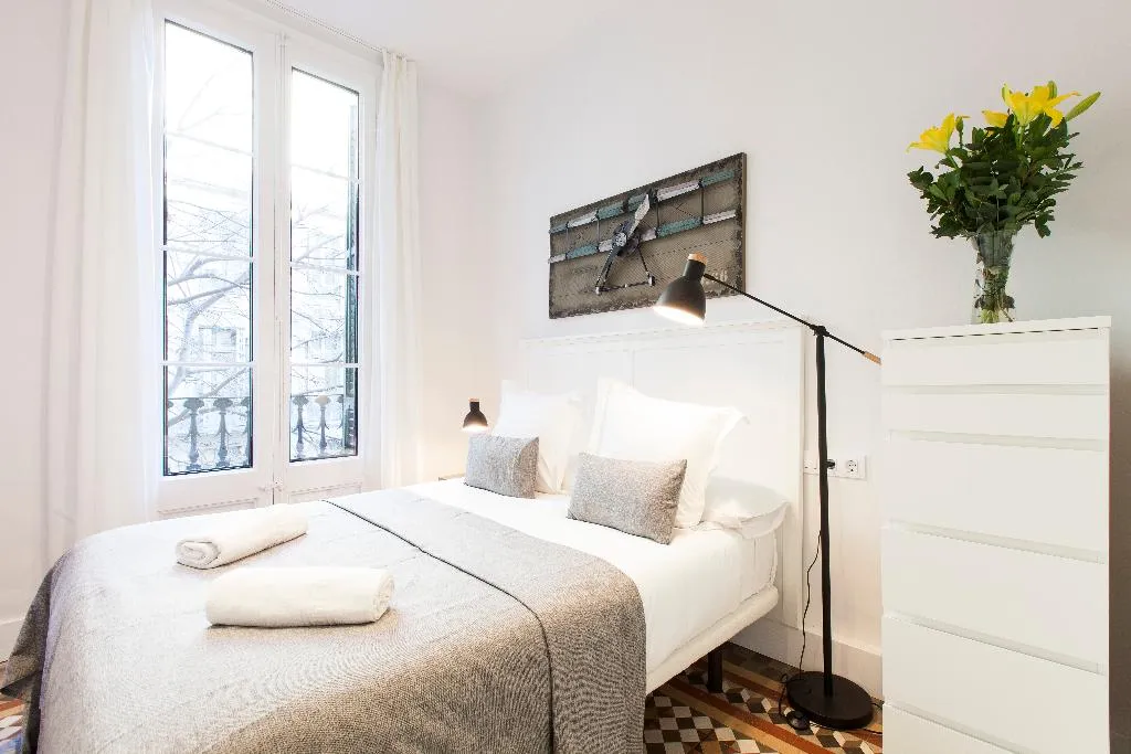 APARTMENT TWO BEDROOMS TWO BATHROOMS Room, Aspasios Urquinaona Design, Barcelona