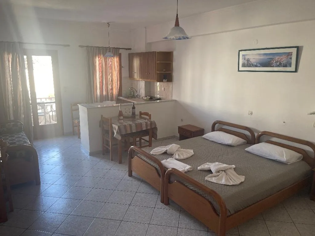 TRIPLE CLASSIC Room, Tarelis Apartmens Studios, Santorini