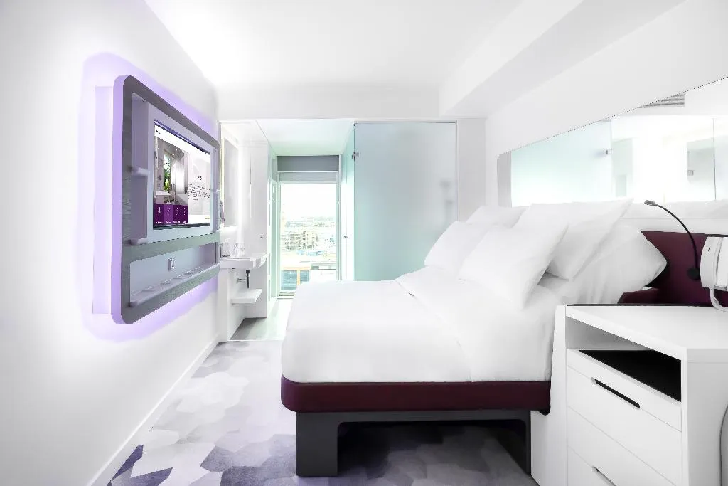 Cabin PREMIUM QUEEN BED Room, Yotel Amsterdam, Amsterdam