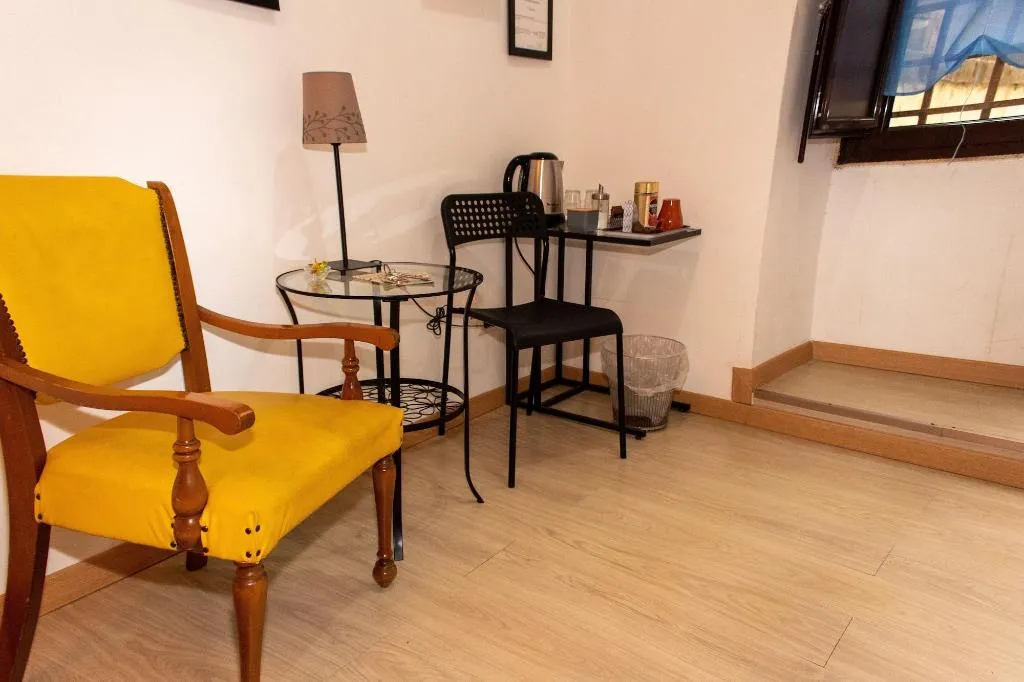 Room, Arthouse, Naples