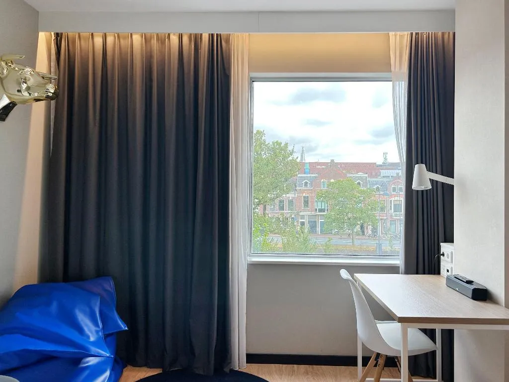 DOUBLE PREMIUM QUEEN BED Room, Holiday Inn - the niu, Dairy Haarlem, Amsterdam