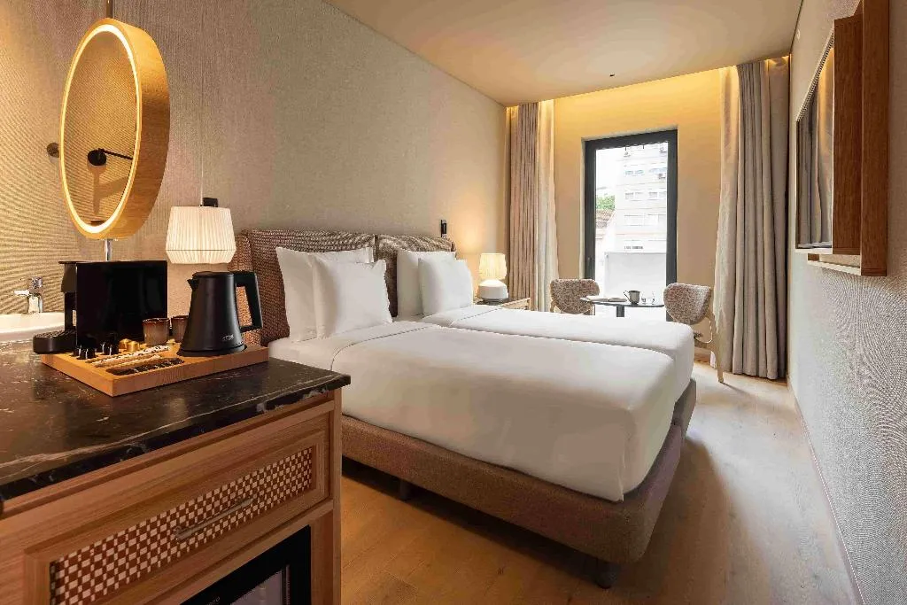 Room, Evolution Valbom, Lisbon