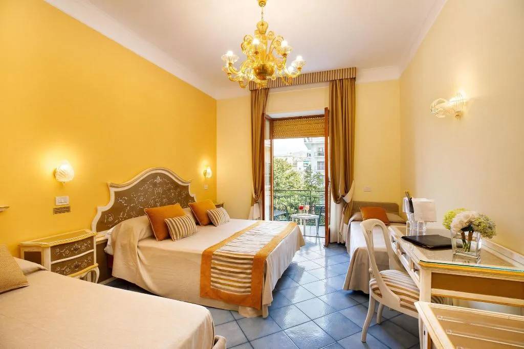 QUADRUPLE WITH DOUBLE BED Room, Zi' Teresa, Naples