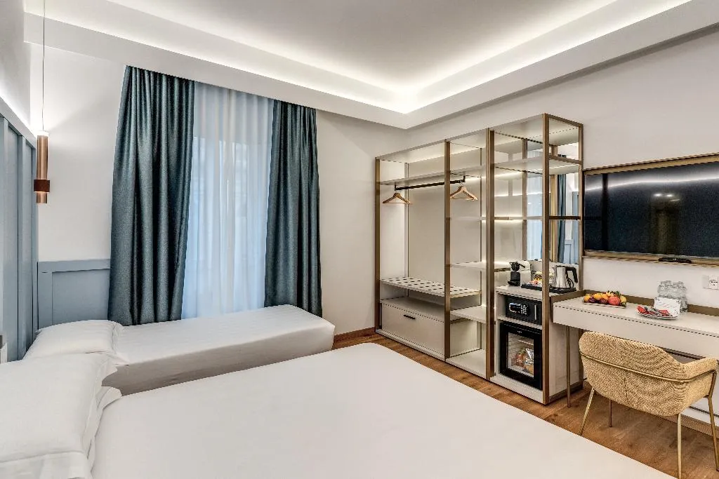 QUADRUPLE STANDARD Room, Relais Trevi 95 Boutique Hotel, Rome