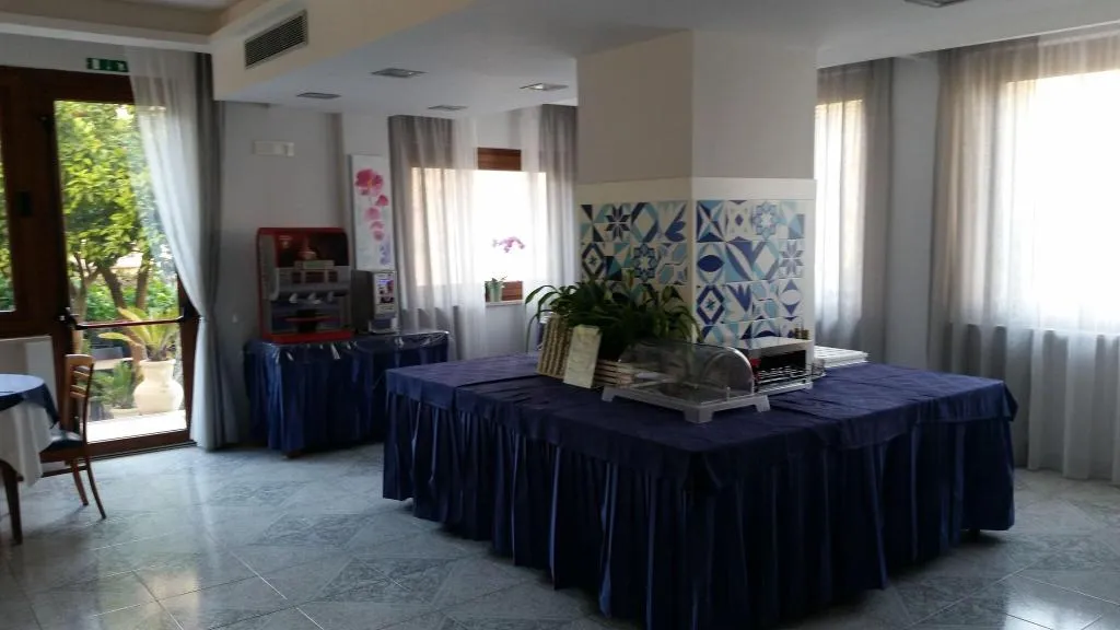 Lobby, Leone, Naples