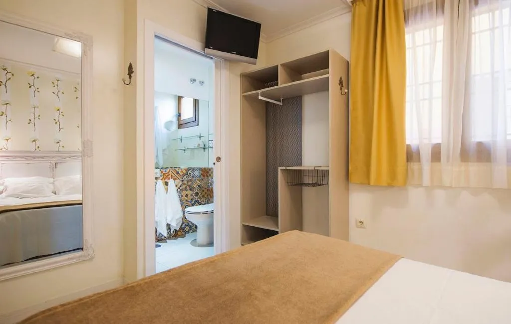 DOUBLE STANDARD Room, YIT Puerta Bisagra, Madrid