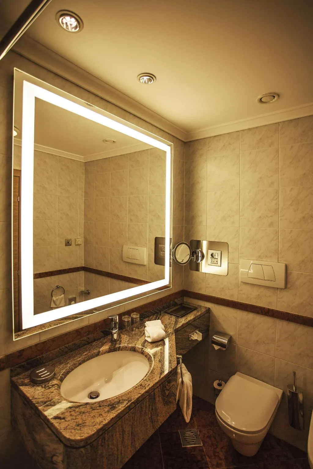 DOUBLE DELUXE KING BED Room, Hilton Milan, Milan