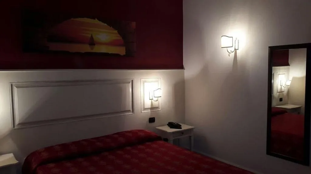 Room, Hotel Mediterraneo, Naples