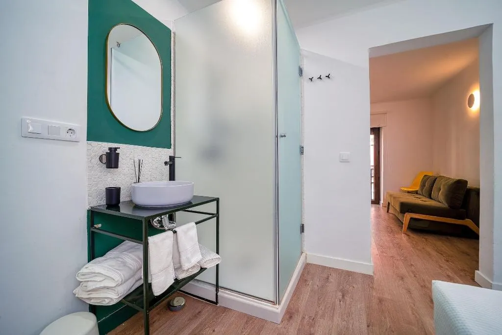 Room, Angelitomad, Madrid