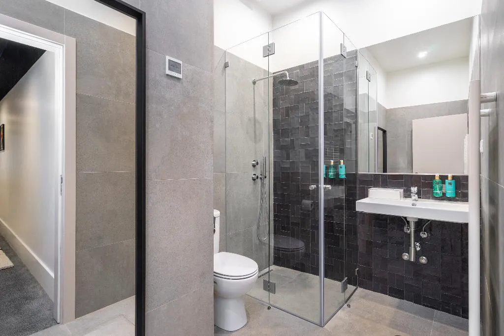 HOME EIGHT BEDROOMS WITH MORE THAN THREE BATHROOMS Room, Canto De Luz, Porto