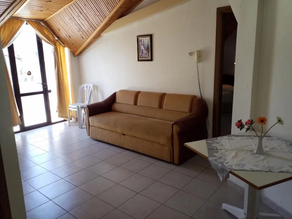 Room, Kamelya, Dalaman
