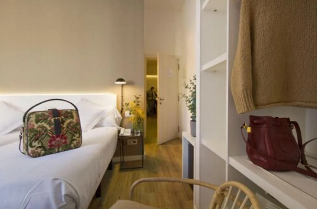 Room, Som Nit Born, Barcelona