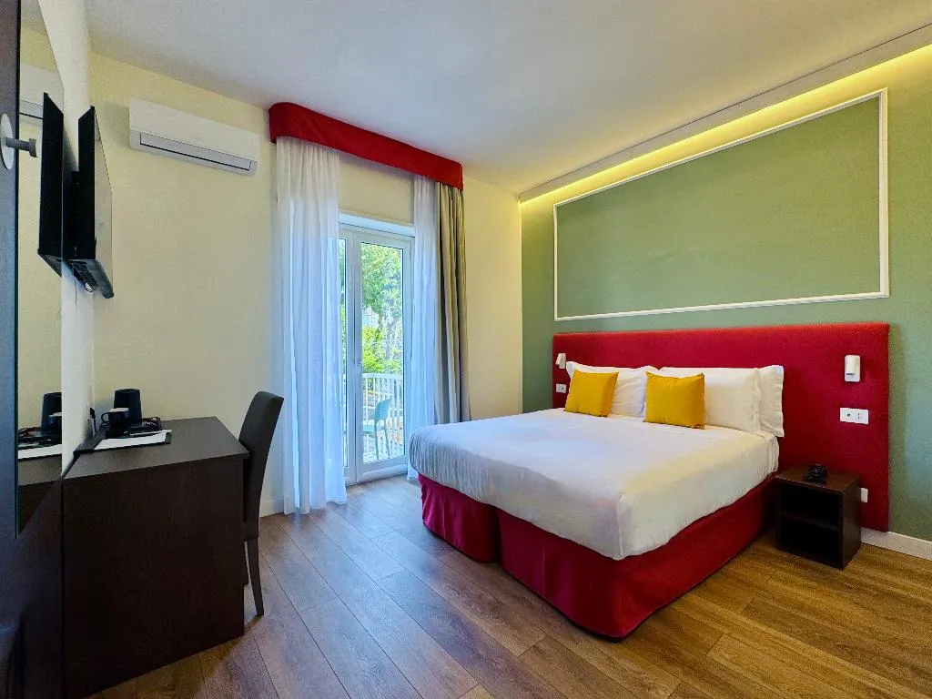 Double or Twin CLASSIC WITH BALCONY Room, Hotel La Pergola, Naples