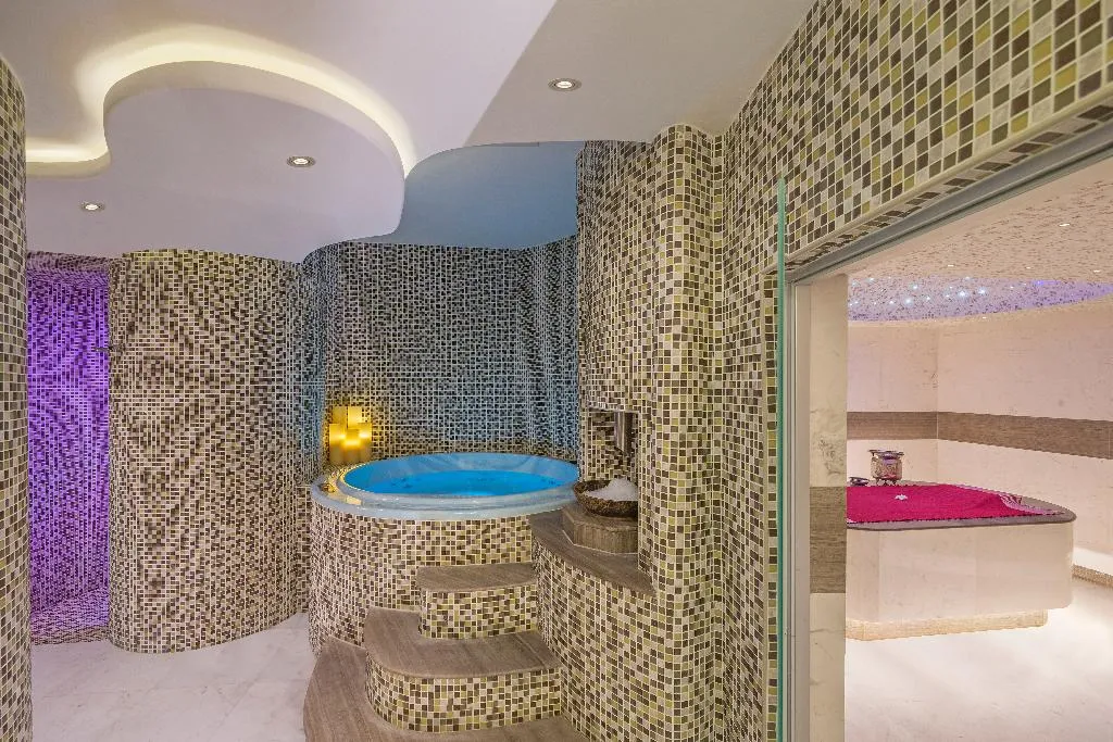 Sports and Entertainment, The Retreat Palm Dubai MGallery by Sofitel, Dubai