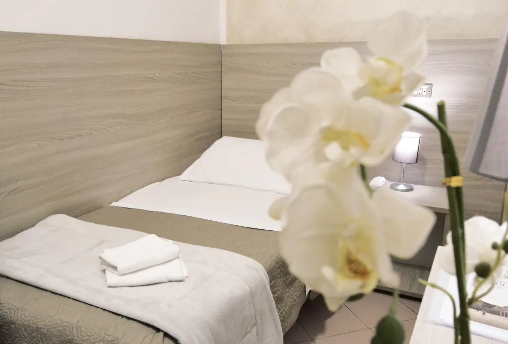 SINGLE STANDARD Room, Colombo, Naples