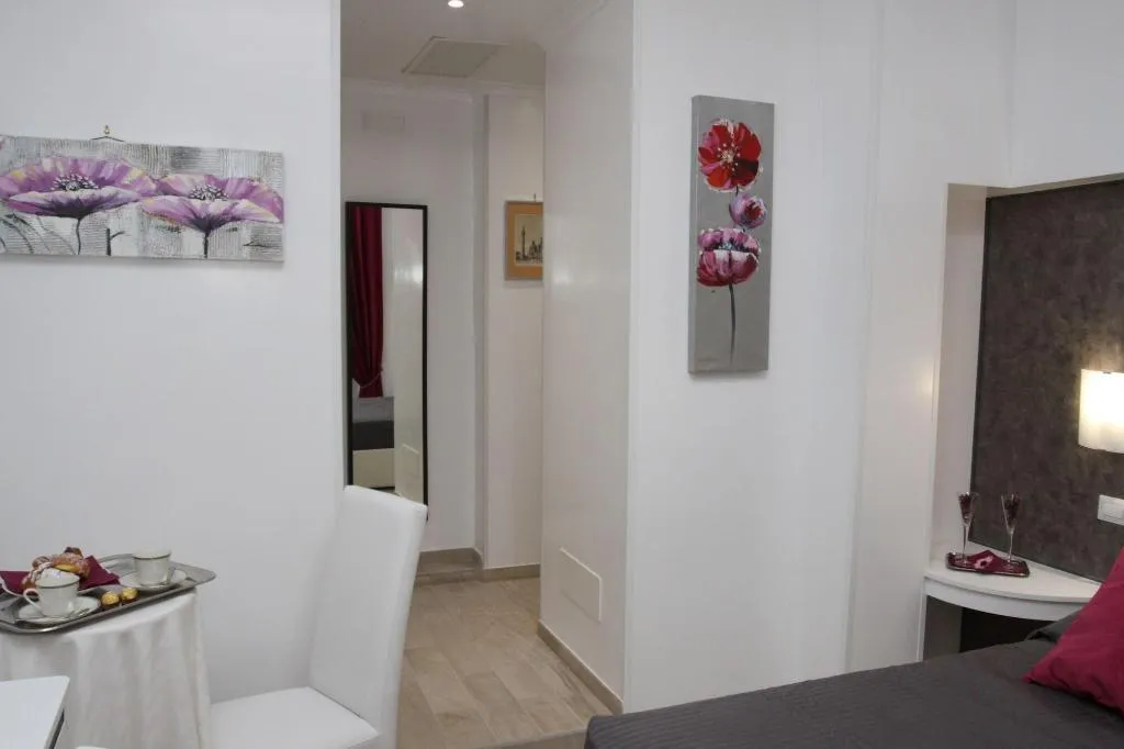 Room, Interno 2 Roma, Naples
