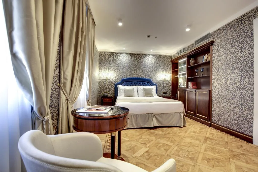 JUNIOR SUITE STANDARD Room, Dona Palace, Venice